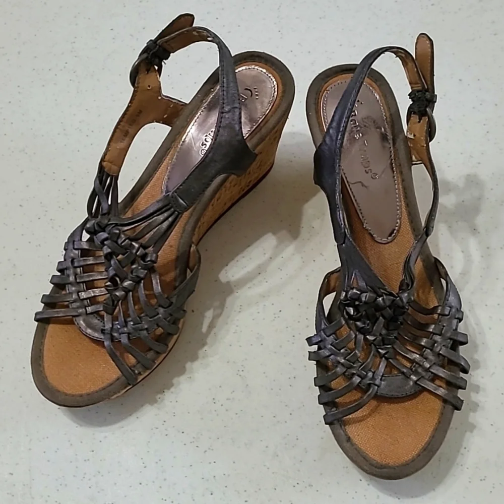 Baretraps Tempted dark pewter wedge sandals size 9